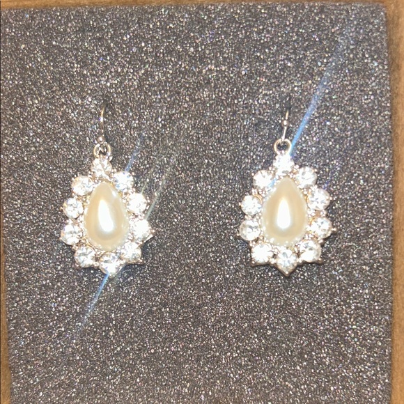 Elegant Silver and Pearl Drop Earrings…open to offers. U can bundle - Picture 3 of 6
